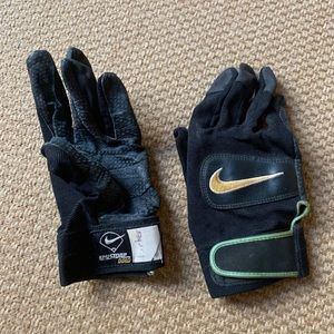 Youth baseball batting gloves